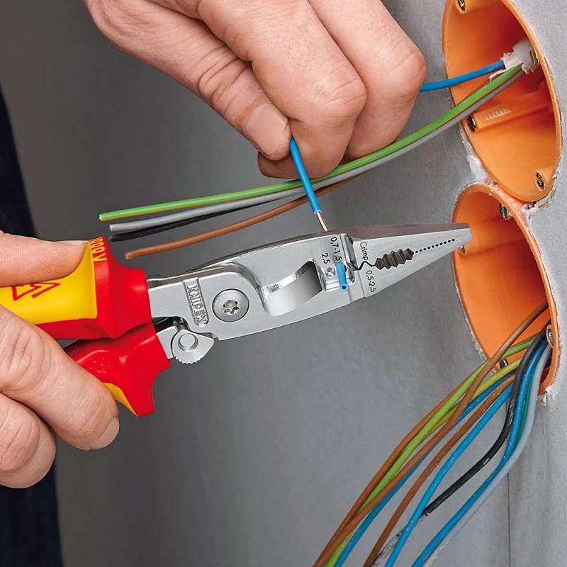 https://shop.cotra.hr/wp-content/uploads/2026/04/klijesta-visenamjenska-za-el-instalacije-1000v-knipex-13-86-200-3910ac94.jpg