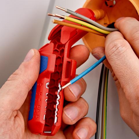 https://shop.cotra.hr/wp-content/uploads/2026/04/noz-za-skidanje-izolacije-indust-kabela-8-13-mm-za-desnjake-knipex-16-95-01-sb-04dab3e8.jpg